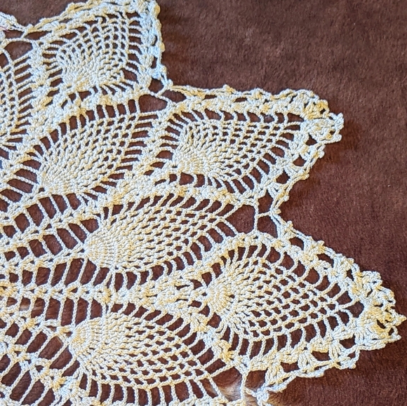 Antique Crochet Pineapple Design Table Topper - Picture 4 of 11